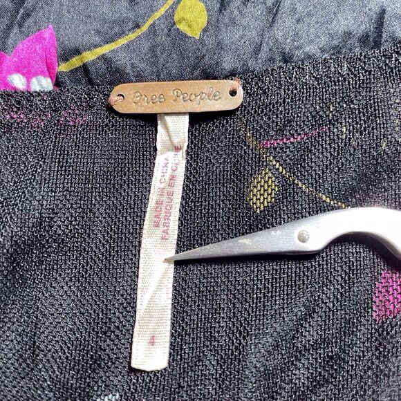 Free People Silk Floral Fit & Flare Dress Size 4 Black Short Sleeve V-Neck Boho - Picture 3 of 15